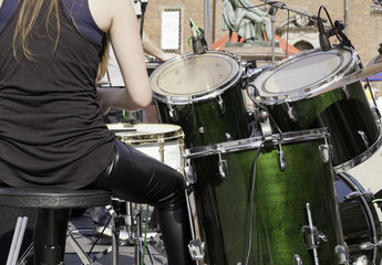 Fototapeta na wymiar Female drummer