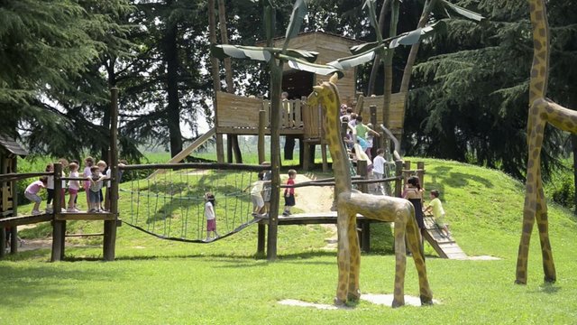 bambini al parco giochi