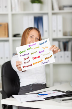 frau im b&uuml;ro bedankt sich in vielen sprachen