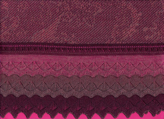 Tricot ajouré rose vif.