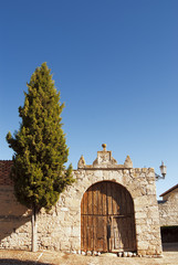 Fototapeta premium Portalon de madera en Wamba, Valladolid, España