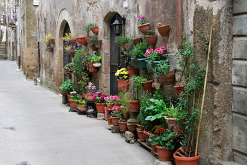 fioraio in un vicolo di Pitigliano in Toscana