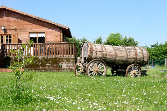 casa in legno con antico carrobotte