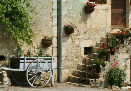 La mont&eacute;e d'escaliers d'une ferme fleurie &agrave; la campagne