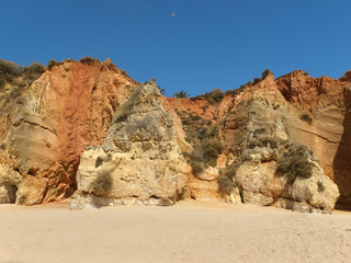 Fototapeta na wymiar Kolorowe kamienie i cudowne piaski na wybrzeżu Algarve