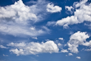 Fototapeta na wymiar blauer himmel mit weißen wolken