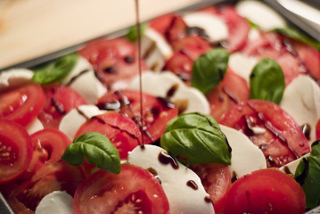 Balsamico auf Tomaten mit Mozzarella und Basilikum