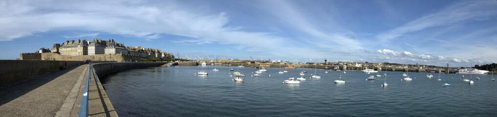 Fototapeta na wymiar Panorama z Saint-Malo
