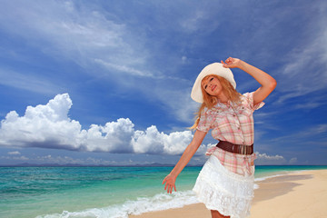 Obraz na płótnie Canvas 水納島の美しいビーチと寛ぐ笑顔の女性