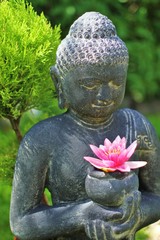 Buddhafigur mit Lotusblüte