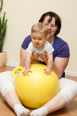 baby mit hüpfball