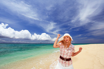 美しいビーチで休日を楽しむ笑顔の女性