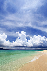 水納島の透き通った美しい海と大きな入道雲