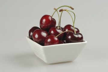 Cerezas en cuenco cuadrado