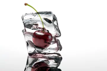 Crédence de cuisine en verre imprimé Dans la glace glaçon cerise
