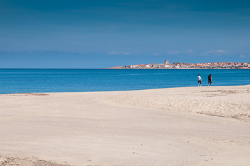 Fototapeta na wymiar Sardynia, Włochy: walking para na plaży Badesi