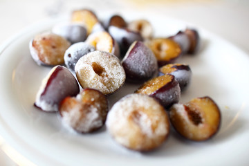 Frozen, defrosting plums