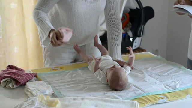 Mama mit Baby beim Arzt