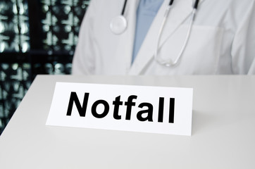 Schild in einer Arztpraxis - Notfall
