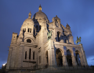 Fototapeta na wymiar Paryż - Sacre-Couer w godzinach wieczornych