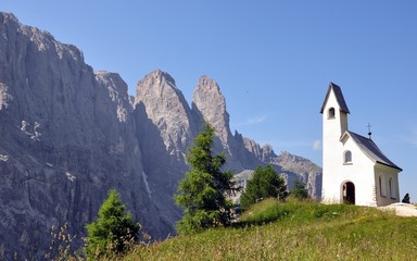 Fototapeta na wymiar Kleine Kirche am Grödnerjoch