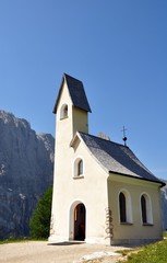 Fototapeta na wymiar Kirche am Grödnerjoch