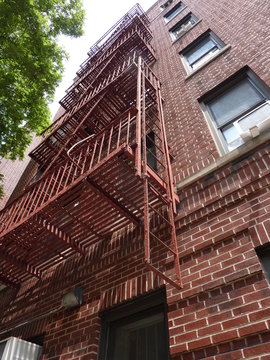 edificio in mattoni con scale antiincendio a New York