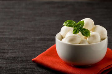 Mozzarelline con basilico
