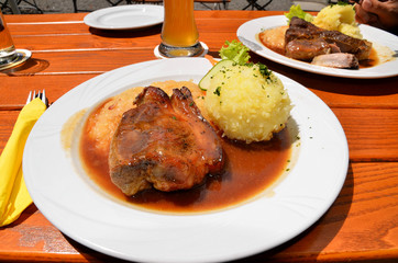 Schweinebraten Biergarten Sommer