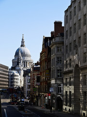 Fototapeta na wymiar Widok z St Paul Cathedral w najbliższym londyńskiej ulicy