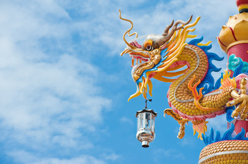 Fototapeta na wymiar Dragon in chinese temple with blue sky