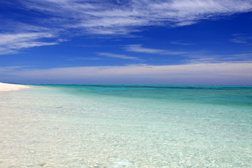 Fototapeta na wymiar ナガンヌ島の澄んだ海と青い空