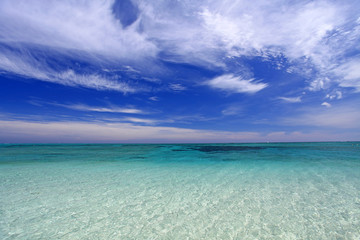 Fototapeta na wymiar ナガンヌ島の澄んだサンゴ礁の海と夏の空