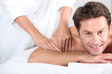 Fototapeta na wymiar Człowiek poświęca się masażowi.