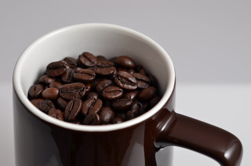 Ein Becher mit Kaffeebohnen