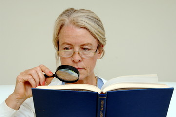 Frau liest ein Buch