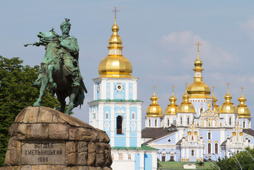 Fototapeta na wymiar Pomnik Bohdana Chmielnickiego przed Monaste Michalskiej