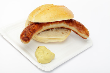 Bratwurst im Brötchen mit Senf