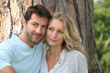 Fototapeta premium Couple sat in front of tree