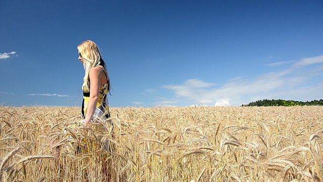 blonde femme sur pr&eacute;