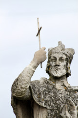 Statue: Schutzpatron mit Kreuz in der Hand