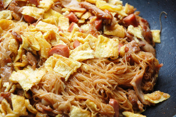 image of fried rice vermicelli with egg and pork