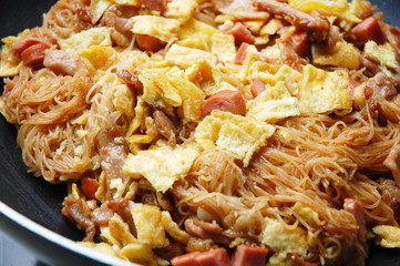 image of fried rice vermicelli with egg and meat