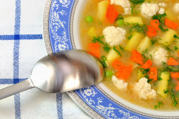 zupa warzywana w talerzu z łyżką