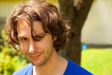 porträt eines attraktiven jungen mannes mit braunen haaren