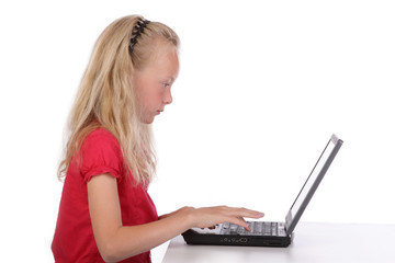Naklejka premium fillette travaillant à l'ordinateur