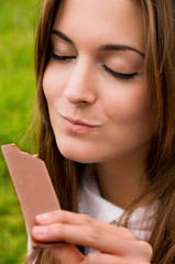 Mujer saboreando chocolate