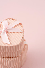 ピンク色のギフトボックスのアップ