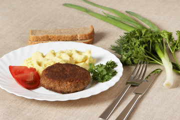 Cutlet with mashed potatoes and vegetables