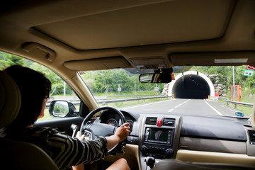 Frau f&auml;hrt in einen Tunnel